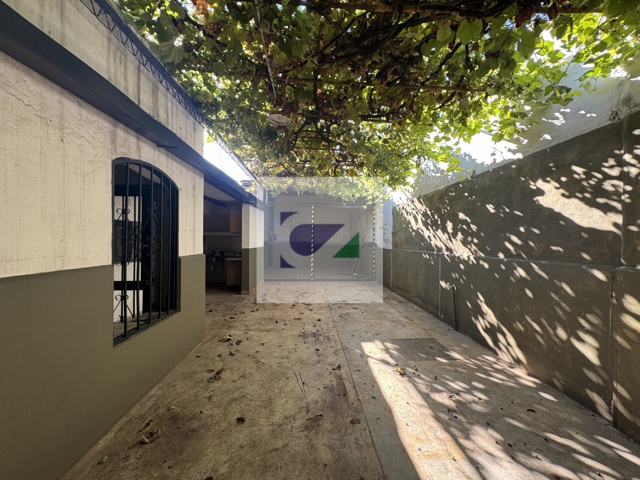 CASA EN VENTA CALLE BALCARCE al 1000